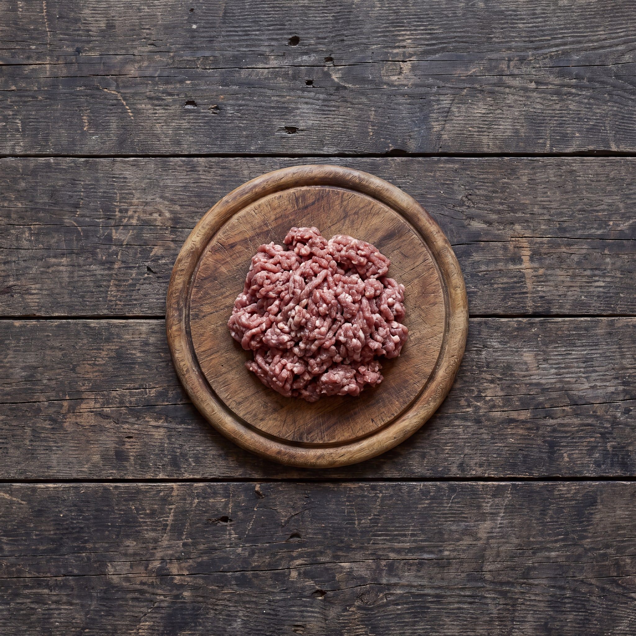 Jediná surovina receptury Cat Pure Beef: hrubě mleté syrové hovězí na dřevěném prkénku