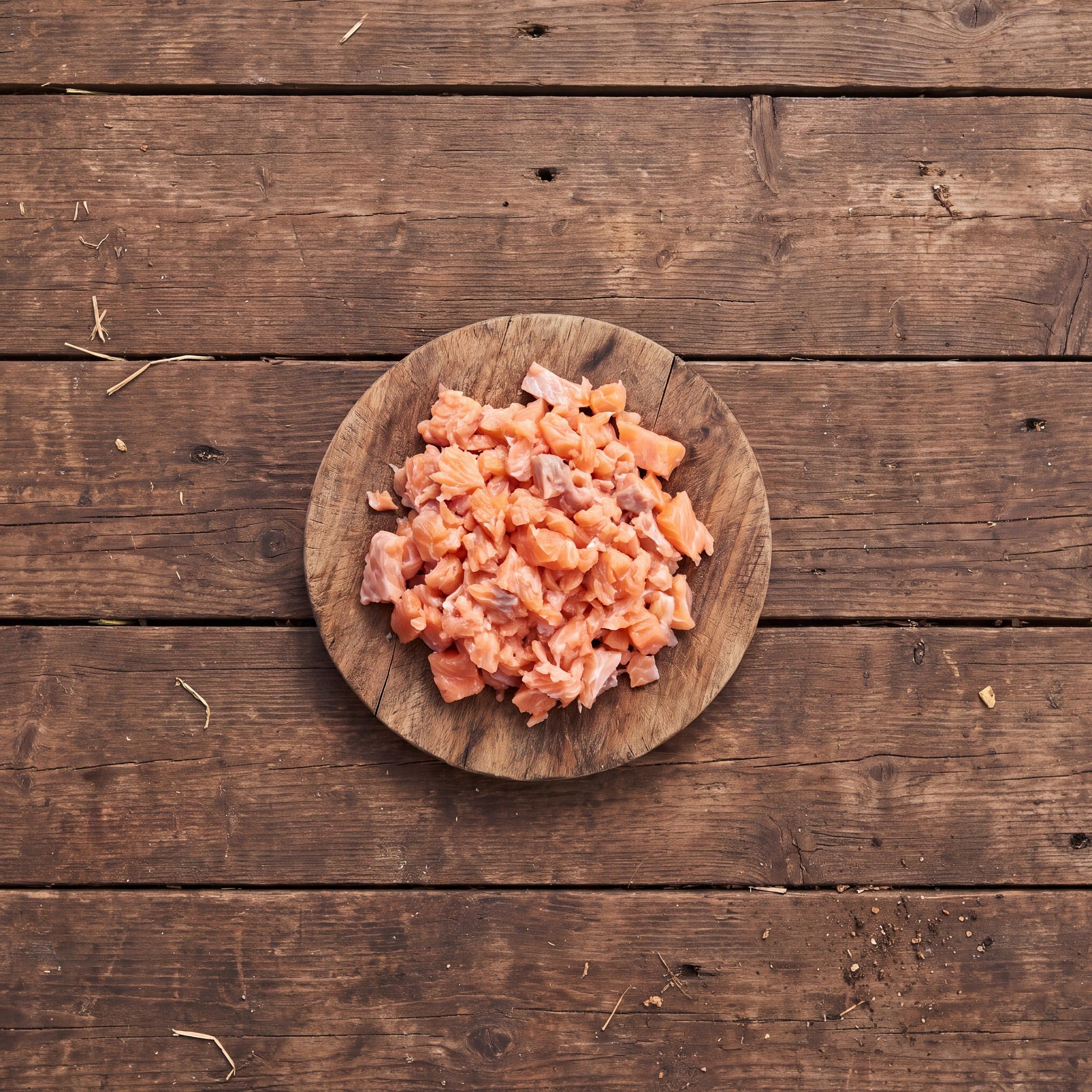 Suroviny receptury Cat Pure Salmon na dřevěném prkénku: hrubě mletý losos