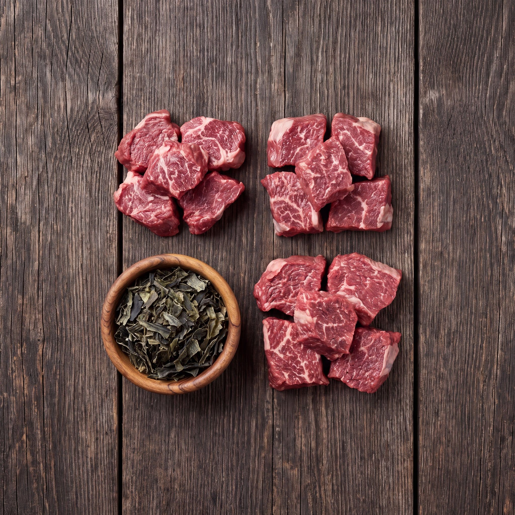 Suroviny pamlsků Beef Lava Bites na dřevěném stole: hovězí maso a řasa kelpa