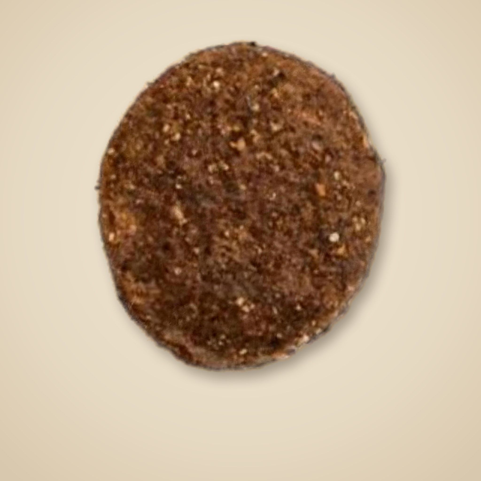 Jedna granule Puppy Pork Grain Free zblízka