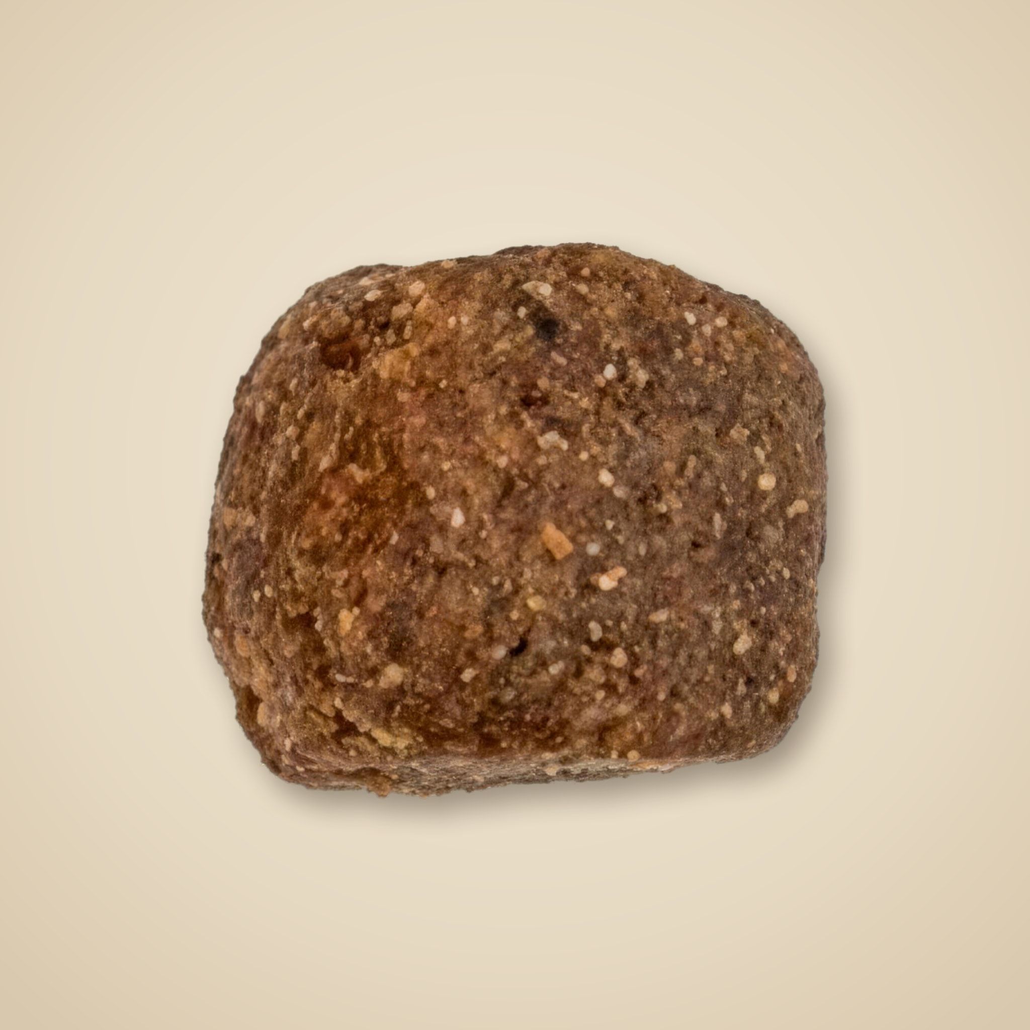 Jedna granule Junior Chicken zblízka