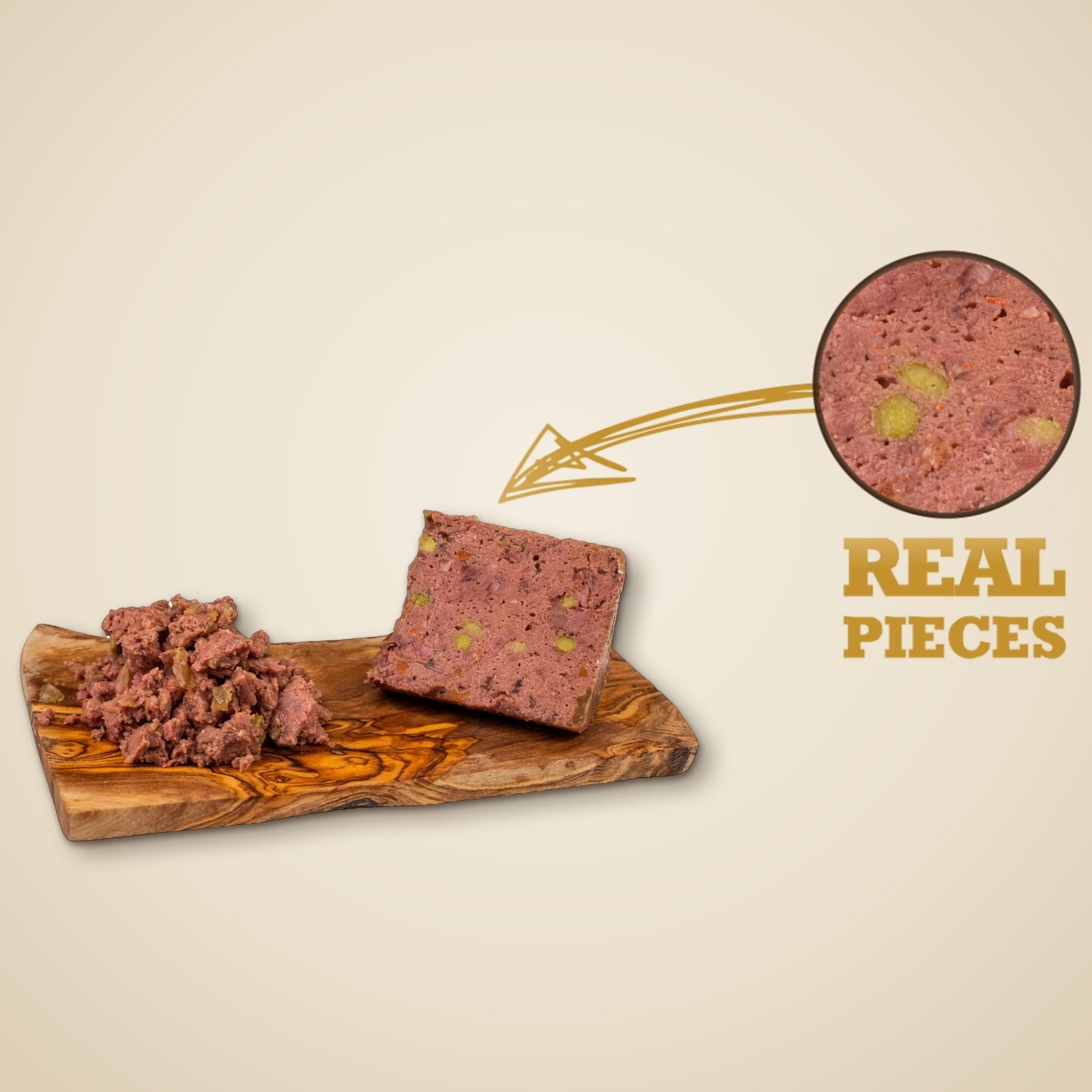 Obsah konzervy Turkey with Carrot na dřevěném prkénku, v kruhu zvětšený řez s kousky masa a zeleniny a nápis „Real Pieces“