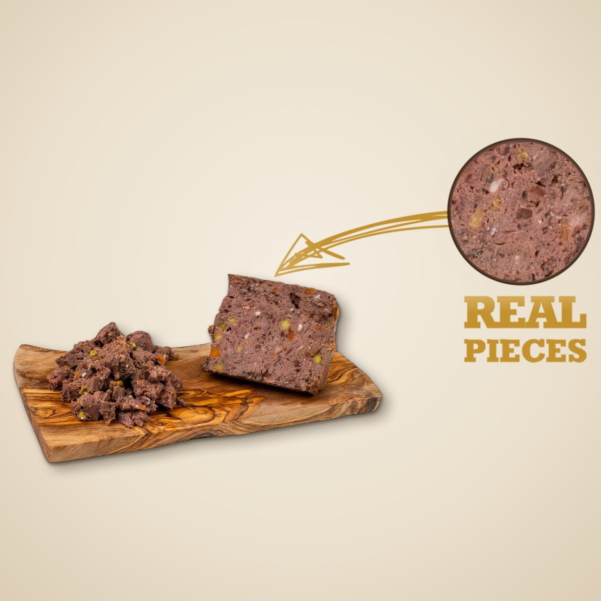 Obsah konzervy Goat with Carrot na dřevěném prkénku, v kruhu zvětšený řez s kousky masa a zeleniny a nápis „Real Pieces“