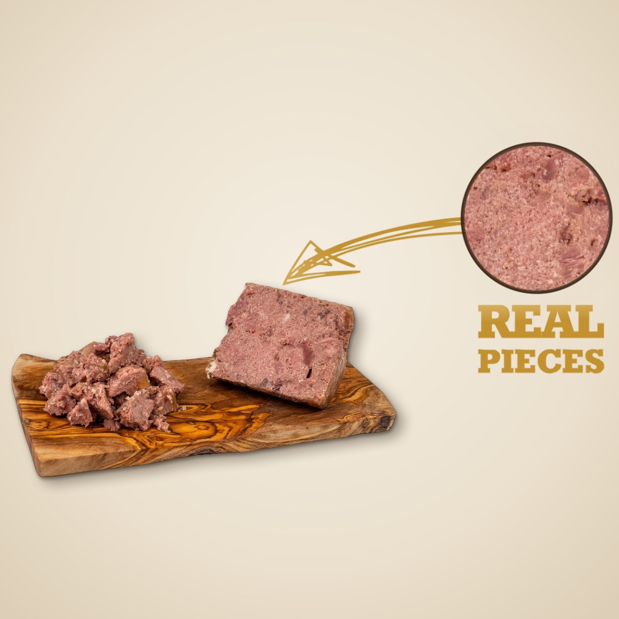 Obsah konzervy Lamb & Rabbit na dřevěném prkénku, v kruhu zvětšený řez s kousky masa a nápis „Real Pieces“