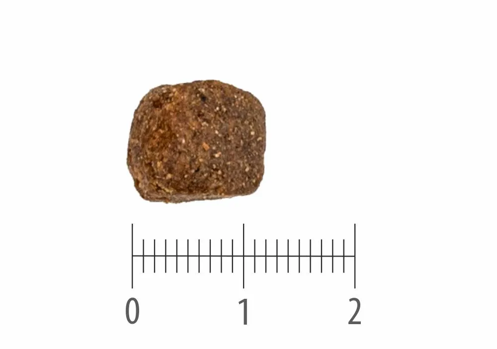 Granule Junior Chicken nad pravítkem s dělením na centimetry a milimetry