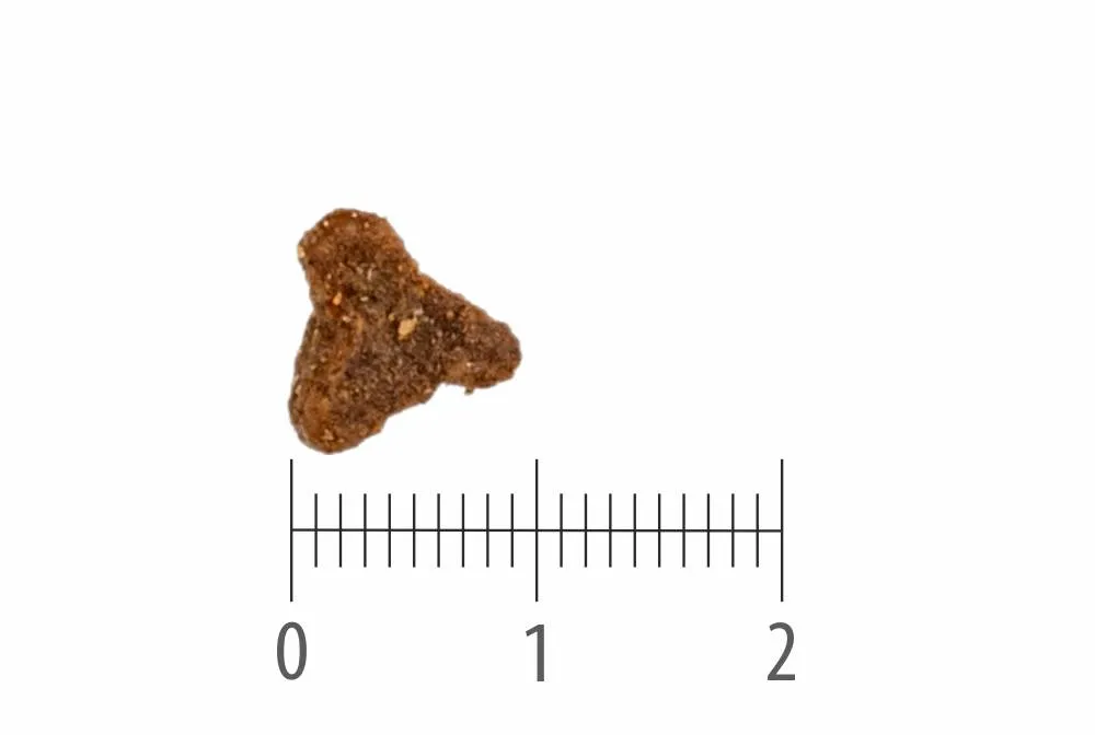 Granule Cat Adult Chicken with Blueberries Grain Free nad pravítkem s dělením na centimetry a milimetry